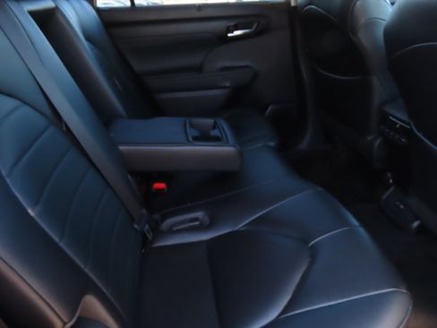 Used 2023 Toyota Highlander XLE image 13