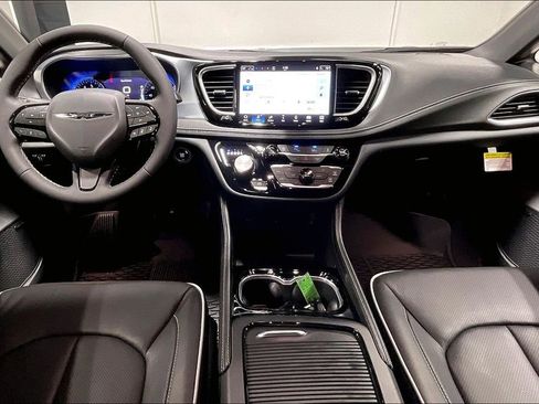 New 2026 Chrysler Pacifica Limited w/ Uconnect Theater Family Group image 6