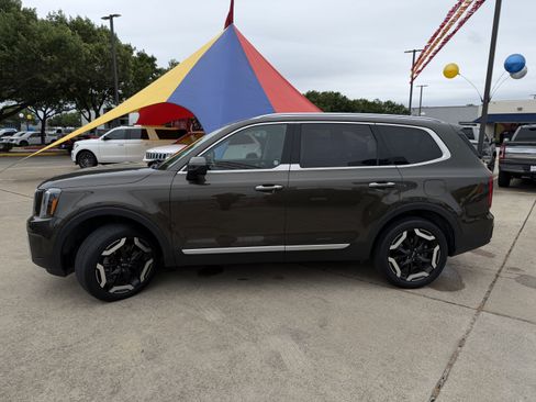 Used 2025 Kia Telluride S FWD image 10