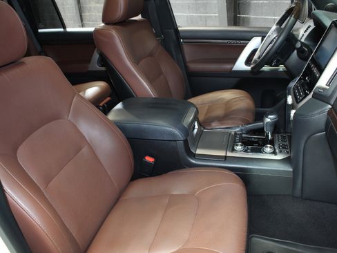 Used 2019 Toyota Land Cruiser w/ Four Season Floor Mat Package image 50