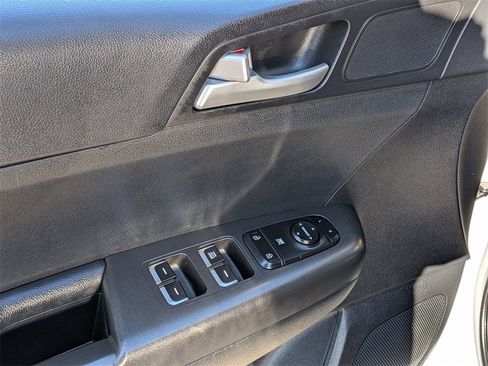 Used 2020 Kia Sportage LX image 11