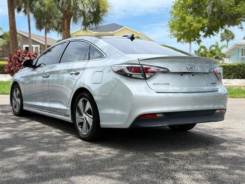 Used 2017 Hyundai Sonata Limited w/ Ultimate Package 02 FWD image 3