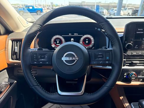 Used 2023 Nissan Pathfinder Platinum FWD image 18