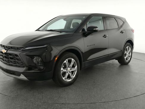 Used 2025 Chevrolet Blazer LT FWD image 2