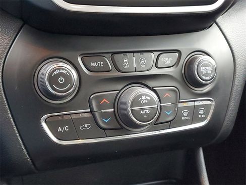 Used 2021 Jeep Cherokee Latitude Lux w/ Comfort/Convenience Group image 25