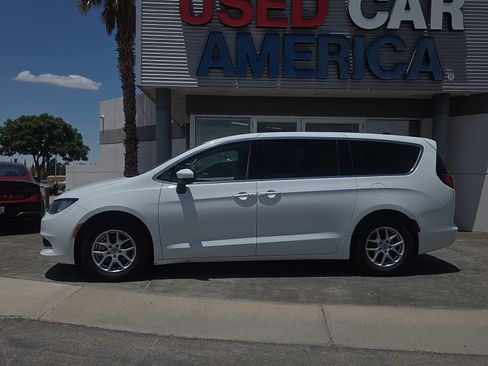 Used 2023 Chrysler Voyager LX FWD image 3