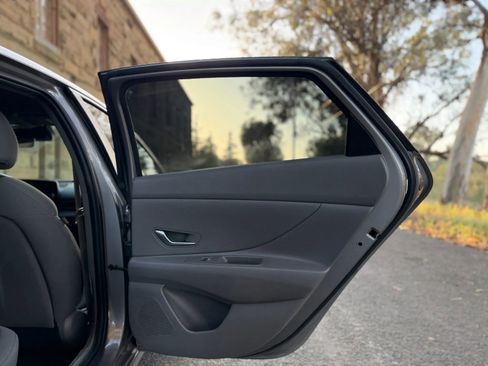 Used 2021 Hyundai Elantra SE FWD image 21