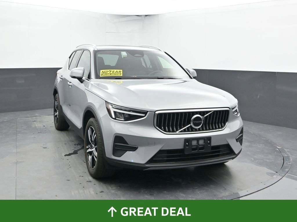 Used 2025 Volvo XC40 B5 Core AWD/4WD image 2