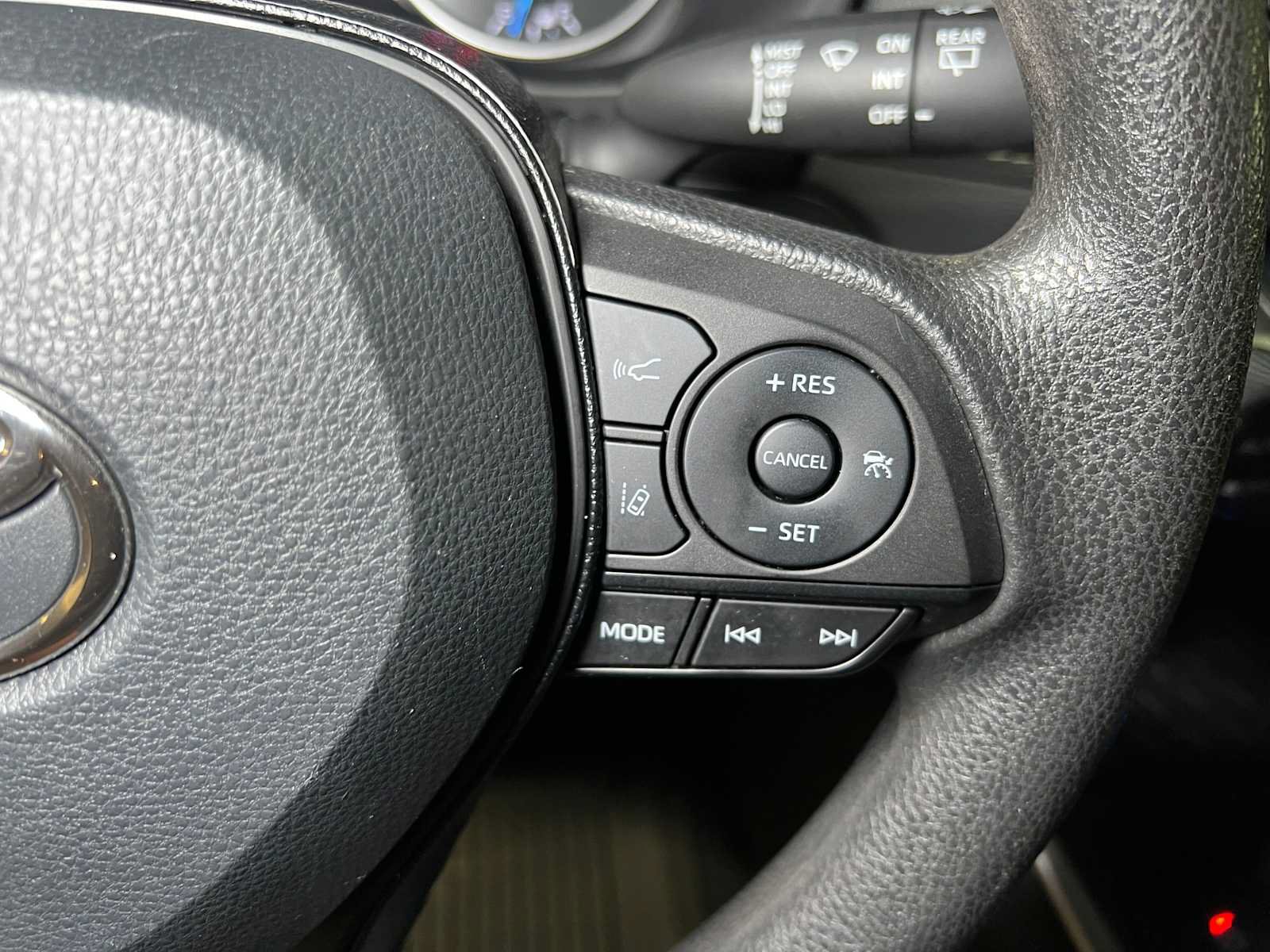 Used 2021 Toyota RAV4 LE AWD/4WD image 28