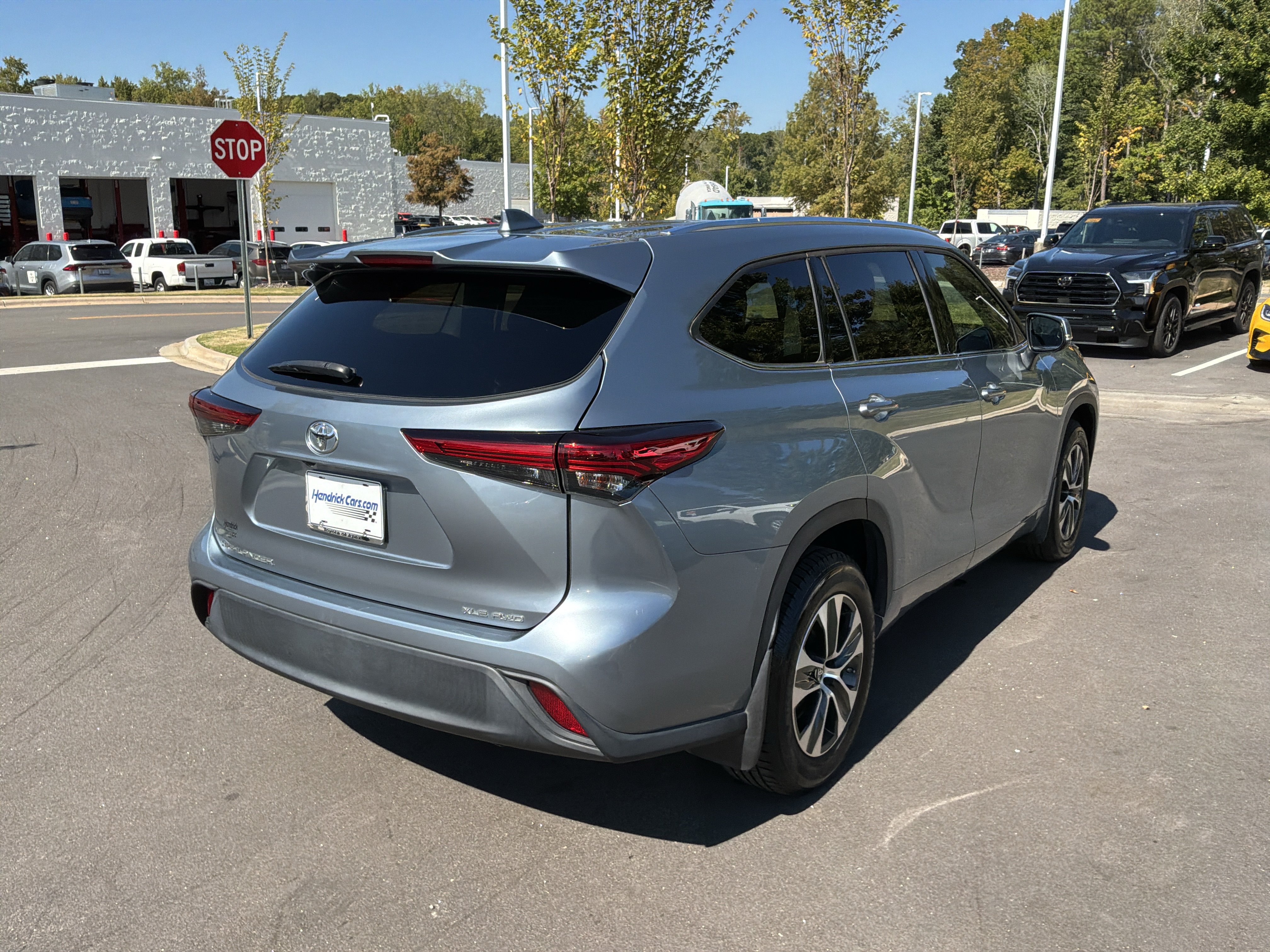 Used 2021 Toyota Highlander XLE AWD/4WD image 10