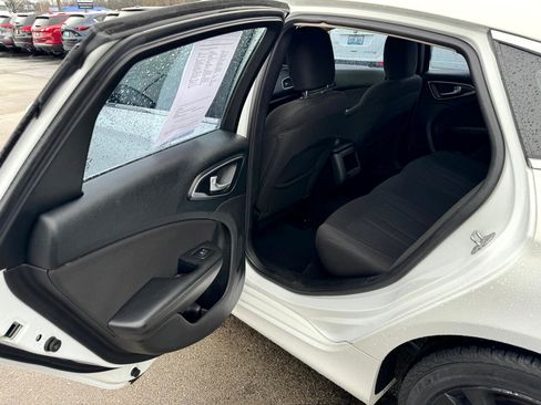 Used 2016 Chrysler 200 Limited image 11