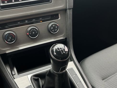 Used 2016 Volkswagen Golf S image 19