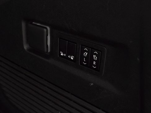 Used 2023 GMC Yukon XL Denali w/ Denali Reserve Package image 32