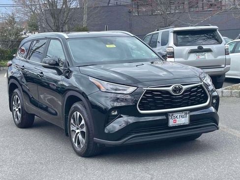 Used 2024 Toyota Highlander XLE image 1