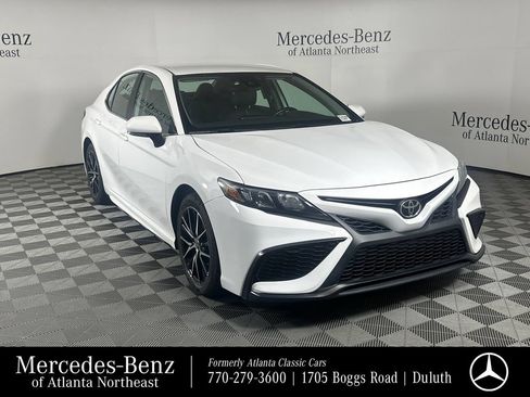 Used 2023 Toyota Camry SE FWD image 1