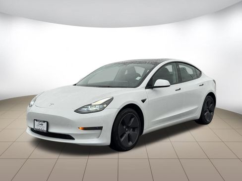 Used 2023 Tesla Model 3 Standard Range image 3