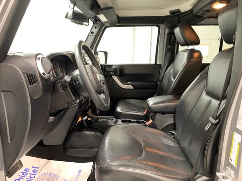 Used 2015 Jeep Wrangler Unlimited Sahara w/ Connectivity Group AWD/4WD image 17