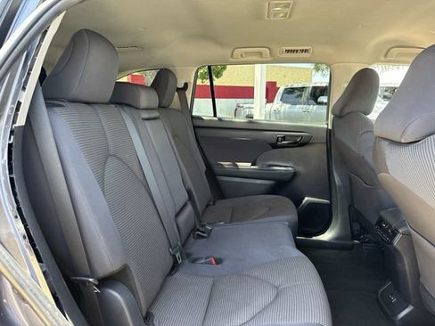 Used 2024 Toyota Highlander LE AWD/4WD image 30