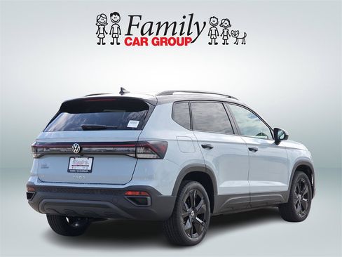 New 2025 Volkswagen Taos SE image 3