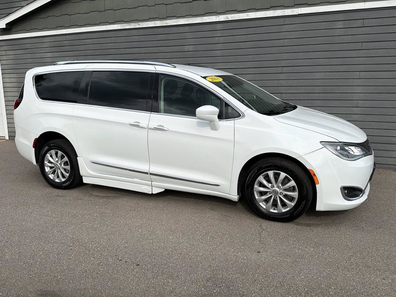 Used 2018 Chrysler Pacifica Touring-L FWD image 9