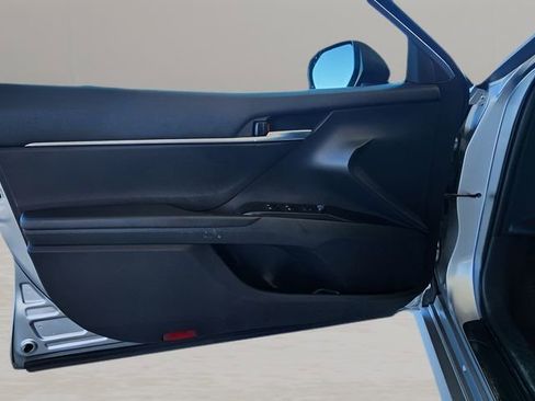 Used 2020 Toyota Camry LE image 11