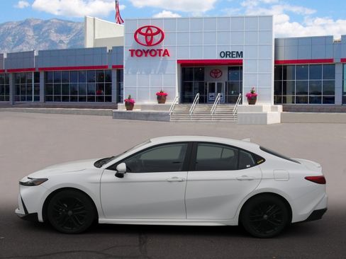 Used 2025 Toyota Camry SE image 3