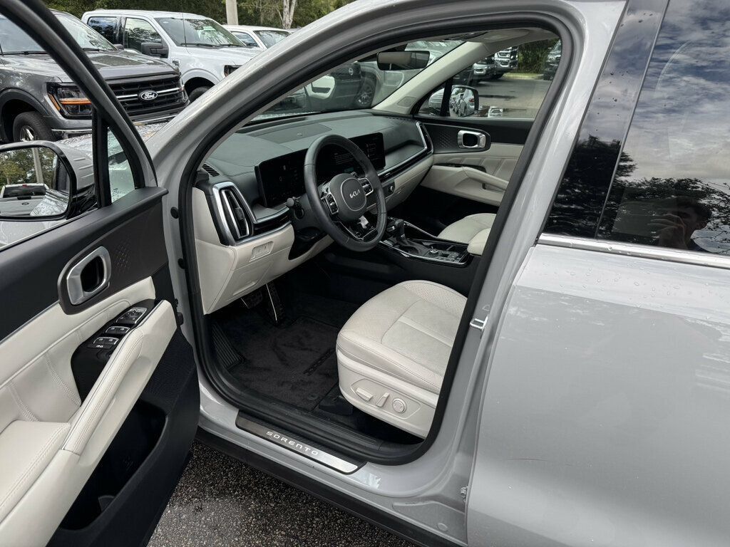 Used 2025 Kia Sorento SX FWD image 3