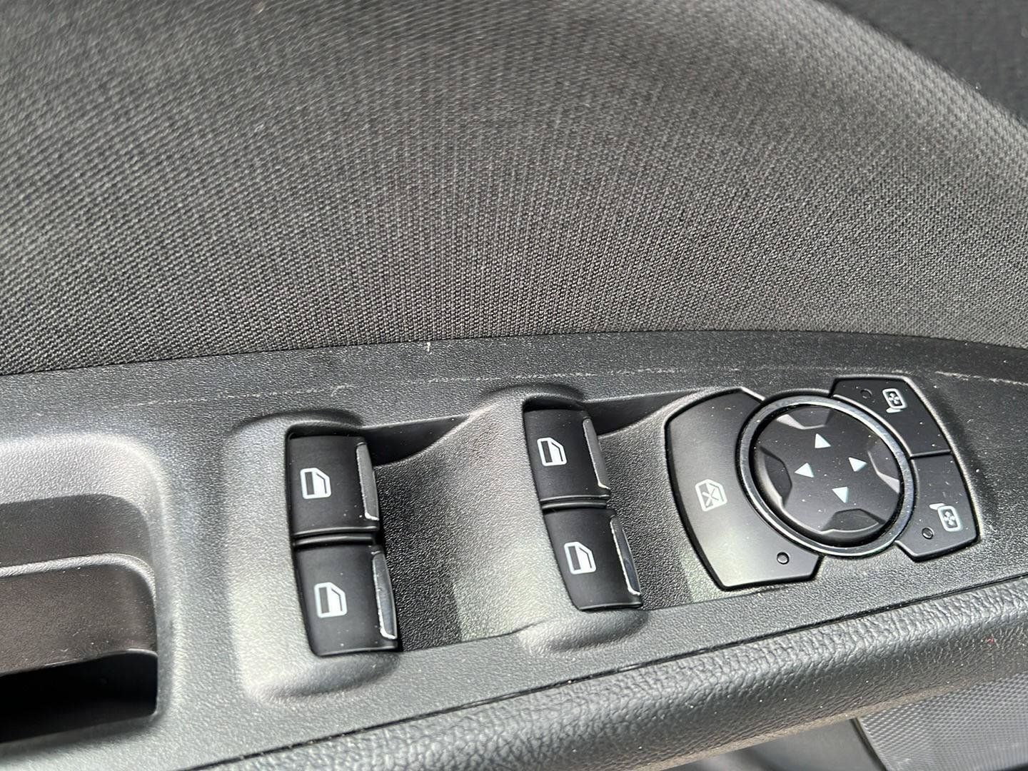 Used 2018 Ford Fusion SE w/ Fusion SE Technology Package FWD image 5