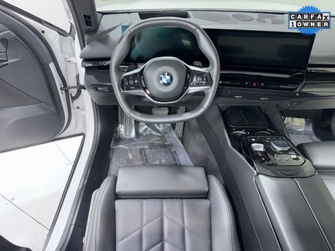 Used 2025 BMW 530i xDrive w/ Premium Package image 18