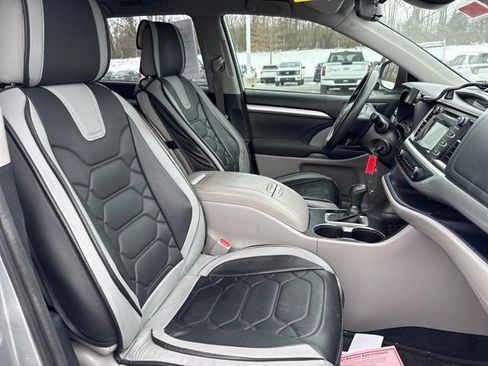 Used 2018 Toyota Highlander LE image 12