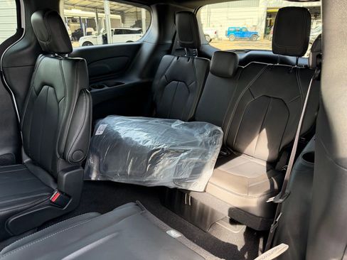 New 2026 Chrysler Pacifica Select FWD image 29
