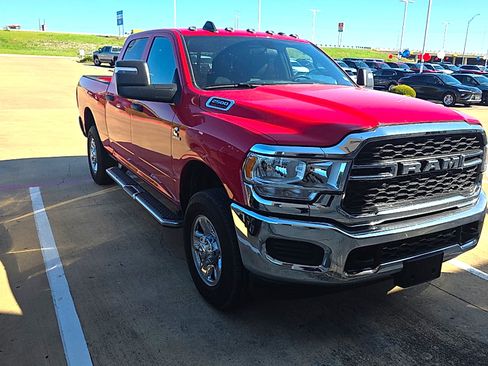 Used 2024 RAM 2500 Tradesman w/ Chrome Appearance Group AWD/4WD image 7