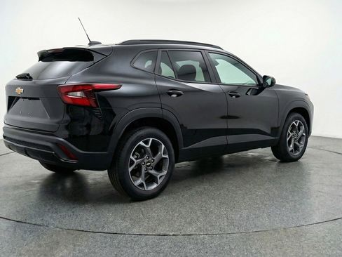 Used 2025 Chevrolet Trax LT w/ LT Convenience Package image 6