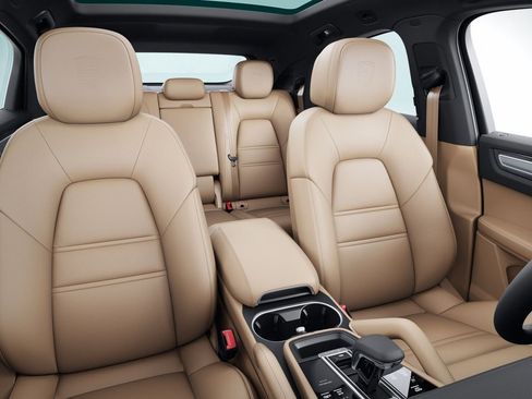 Certified 2023 Porsche Cayenne Platinum Edition image 6