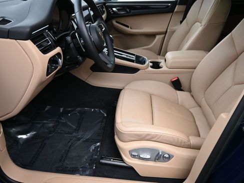 Certified 2024 Porsche Macan image 6
