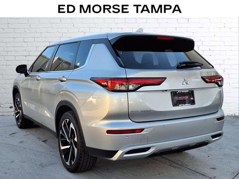 Used 2024 Mitsubishi Outlander SE image 3