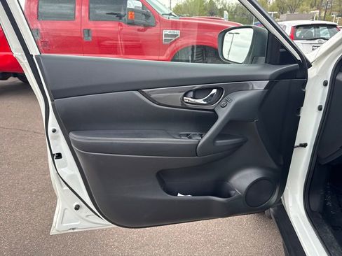 Used 2020 Nissan Rogue SV image 26