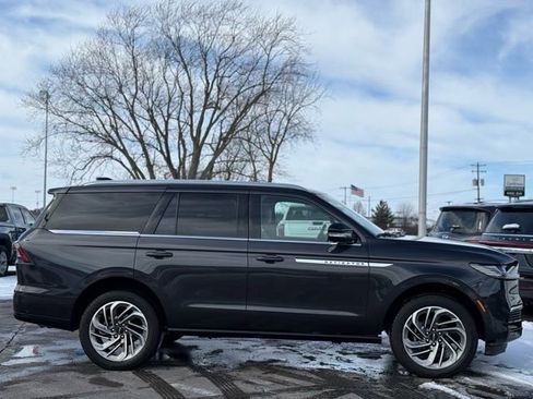 Used 2025 Lincoln Navigator Reserve image 47