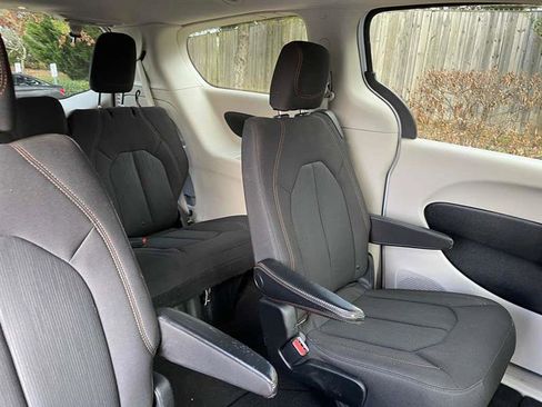 Used 2017 Chrysler Pacifica LX image 50