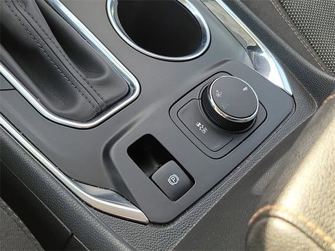 Used 2018 Chevrolet Traverse LT image 27