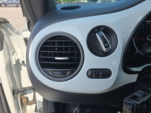 Used 2015 Volkswagen Beetle 1.8T Classic FWD image 21