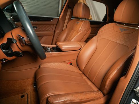 Used 2019 Bentley Bentayga AWD/4WD image 2