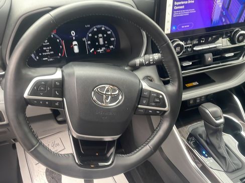 Used 2023 Toyota Highlander Limited AWD/4WD image 17