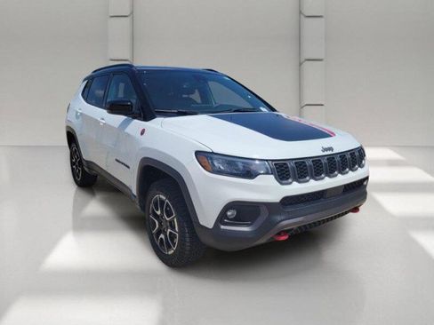 Used 2025 Jeep Compass Trailhawk AWD/4WD image 3
