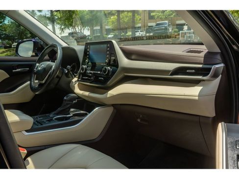 Used 2022 Toyota Highlander XLE FWD image 19