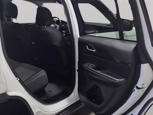 Used 2023 Jeep Grand Cherokee Laredo image 23