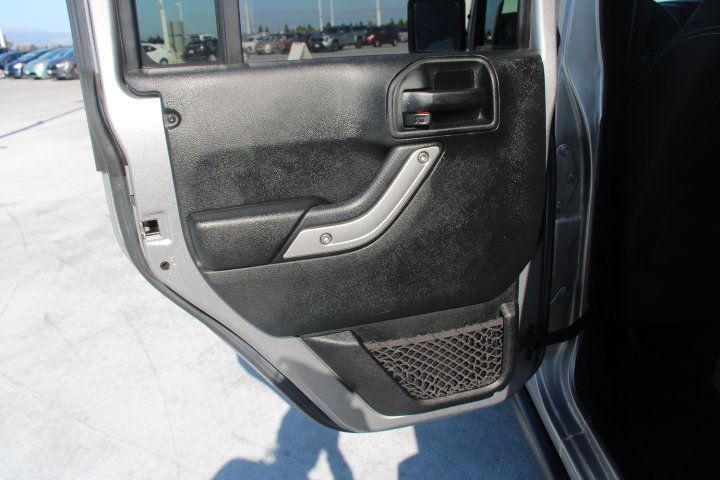 Used 2016 Jeep Wrangler Unlimited Rubicon w/ Connectivity Group AWD/4WD image 11