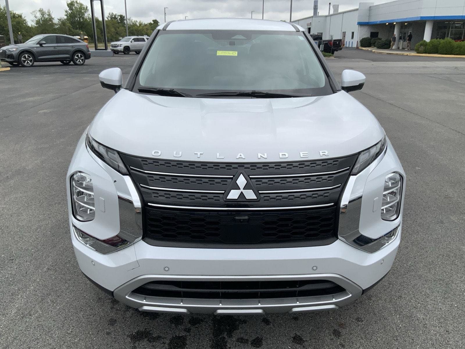 Used 2024 Mitsubishi Outlander SE AWD/4WD image 3