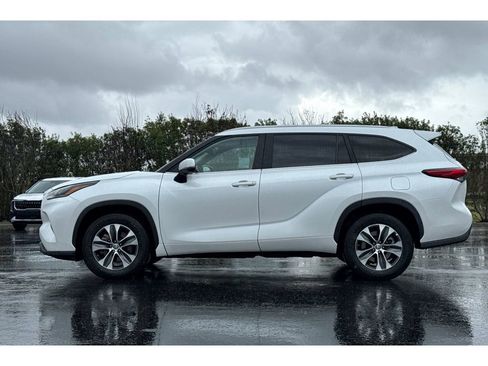 Certified 2023 Toyota Highlander XLE image 7