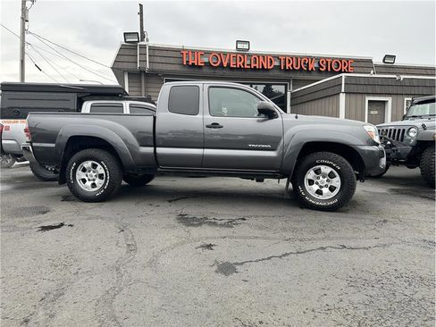 Used 2013 Toyota Tacoma 4x4 Access Cab V6 w/ SR5 Pkg image 9